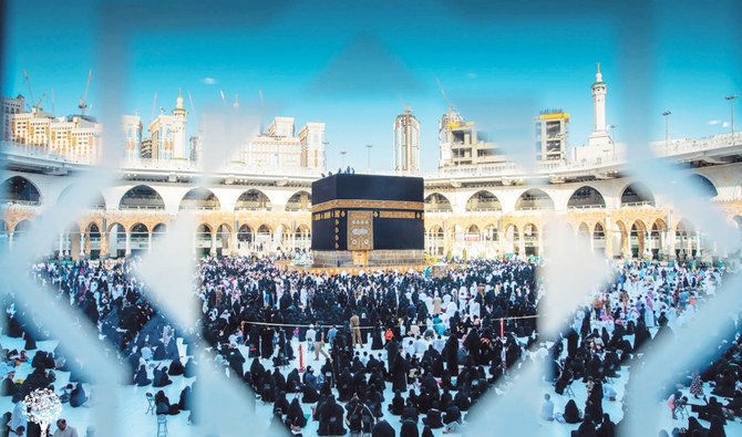 Until the closure of the Grand Mosque due to the pandemic, women often would pack their food and head to the mosque to spend the day praying while they wait for sundown to break their fast. (MiSK)