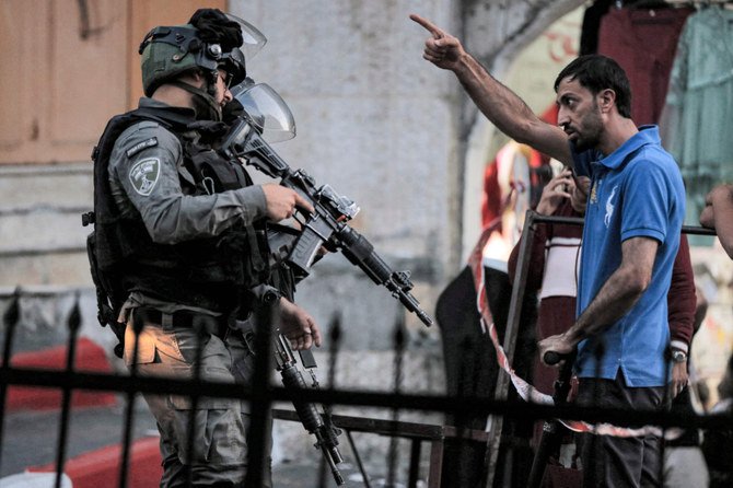 A Palestinian man argues with Israeli border guards in the flashpoint city of Hebron in the Israeli-occupied West Bank on June 18, 2021.(AFP / MOSAB SHAWER)
