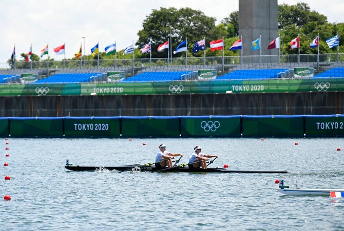 Rowers Hannah Osborne and Brooke Donoghue of New Zealand in action as they approach the finish line to win their heat. (REUTERS/Piroschka Van De Wouw)