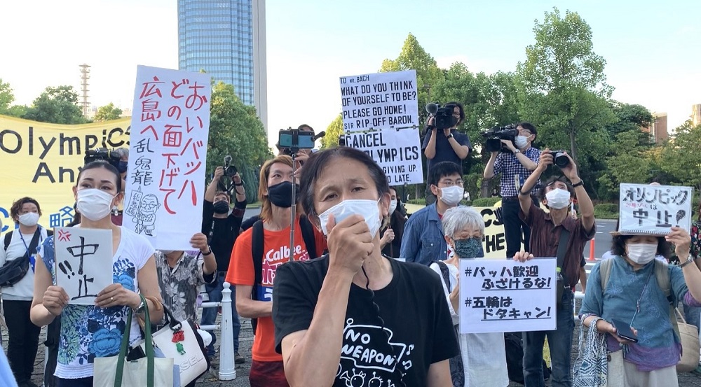 A group of protesters showed their anger at the officials by chanting anti-Olympics slogans as the limousines rolled into the palace. (Photo by Pierre Boutier/ANJ)