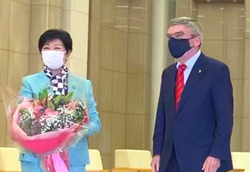  Thomas Bach (R) offered Tokyo Governor Yuriko Koike (L) flowers on her birthday (ANJP/ Pierre Boutier)