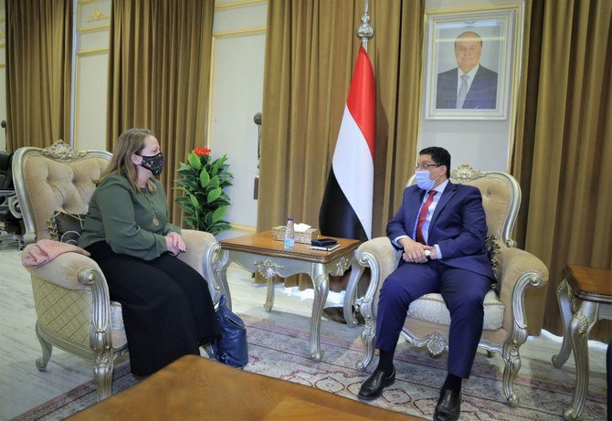 Yemen’s Foreign Minister Ahmed Awad bin Mubarak meets with Cathy Westley, the charge d’affairs of the US embassy to Yemen. (Saba)