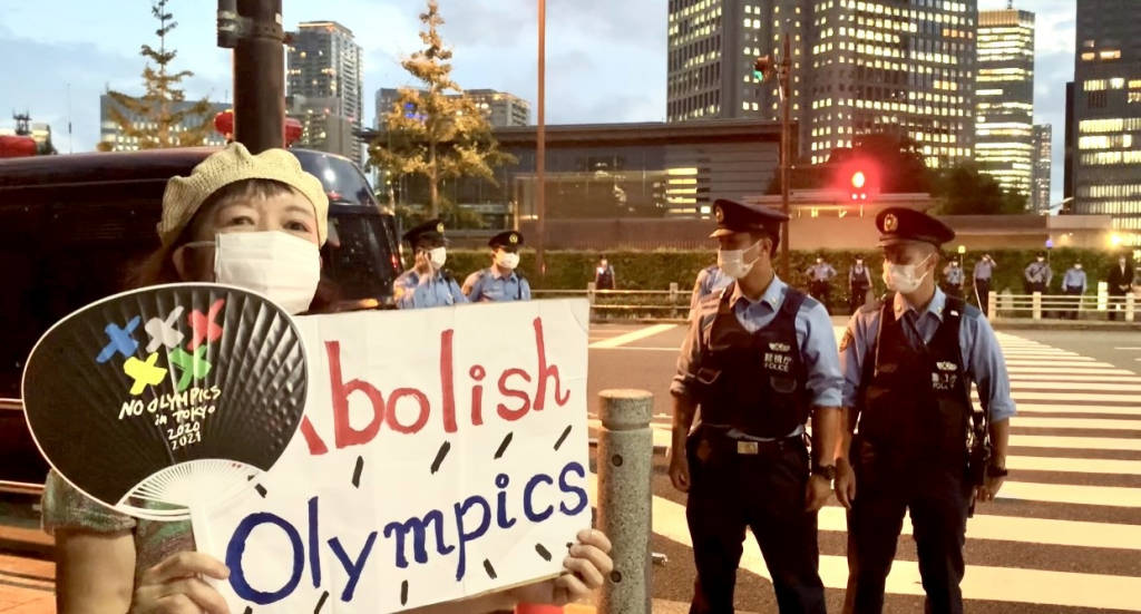 Protesters opposing the Tokyo 2020 Olympics gathered outside the official residence of Japanese Prime Minister Suga Thursday night (ANJ/ Pierre Boutier)