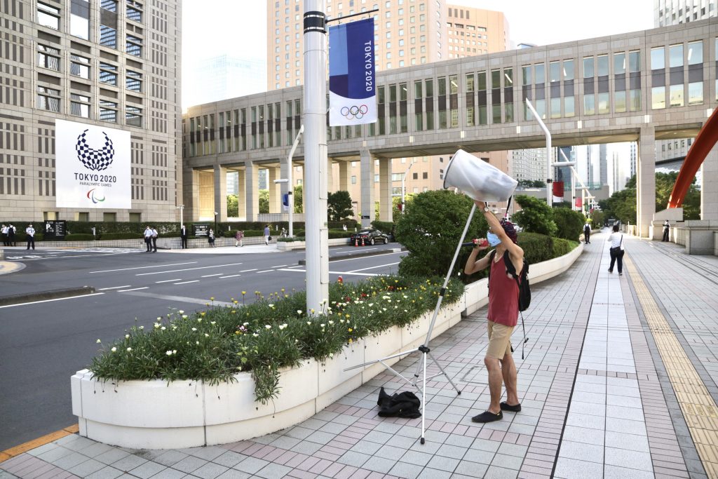 People protesting against the Olympics outside the Tokyo metropolitan government building. (ANJP/ Pierre Boutier)