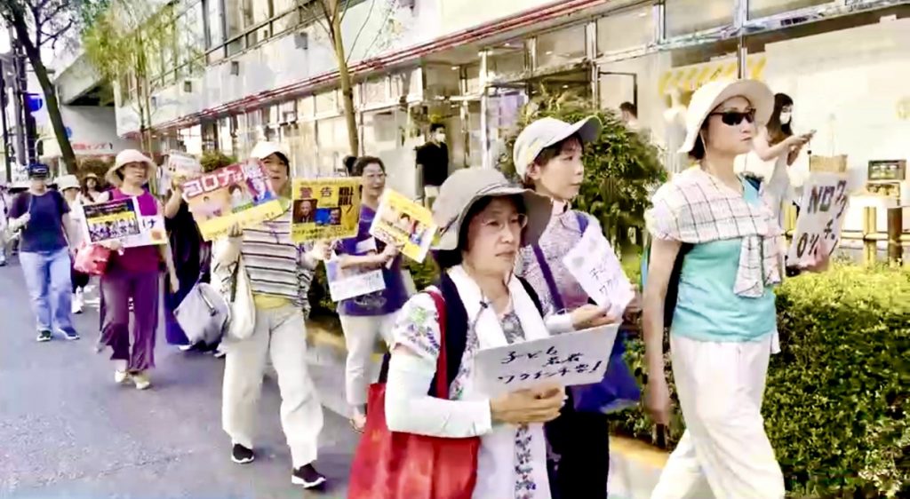 Vaccine skeptics took to the streets in protest over health passports and vaccinations. (ANJP/Teruyo Narita)