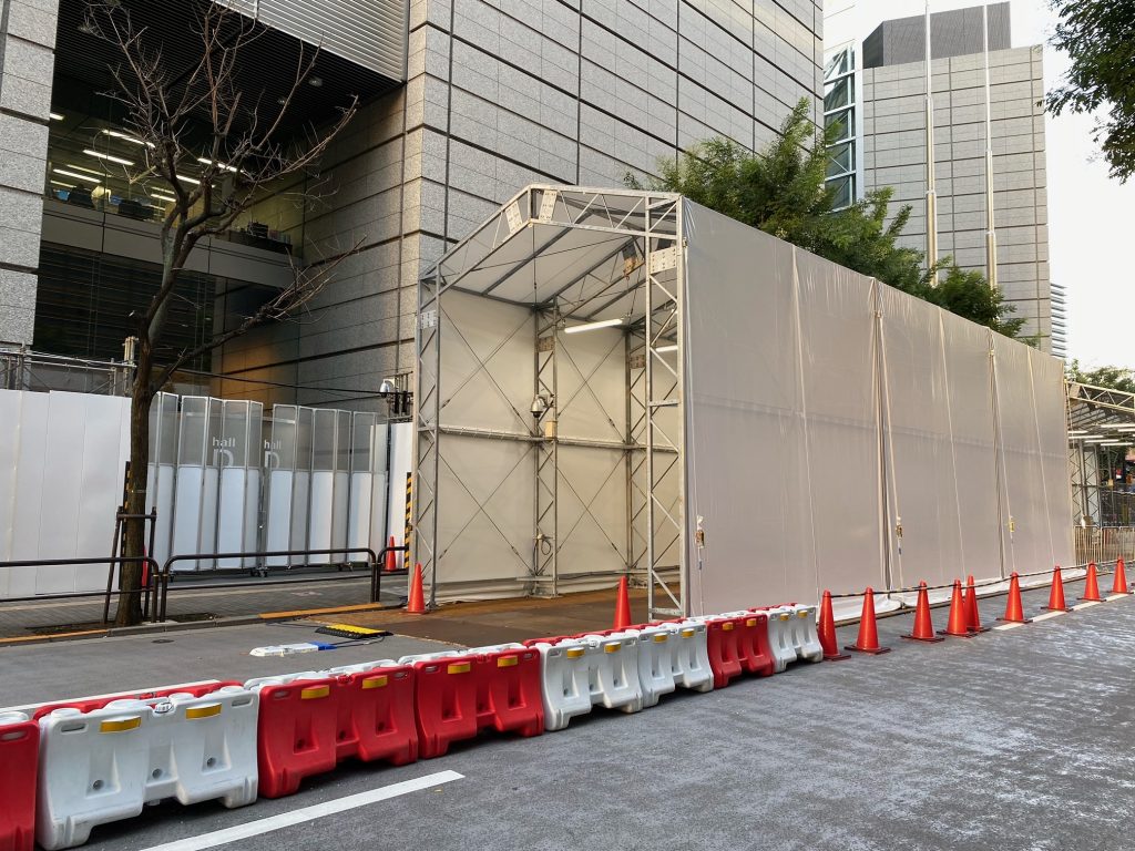 Roads are blocked in Marunouchi district surrounding Tokyo Forum that became an Olympic related facility (ANJP photos ) 