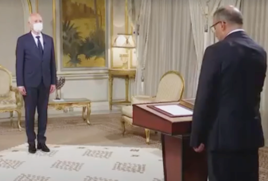 Ridha Garsalaoui takes the oath of allegiance in front of Tunisian President Kais Saied. (Screenshot)