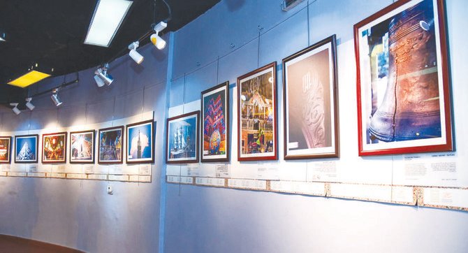 Photographs of well-known landmarks are on display, including the legendary Chicago Theater, Maraya building in AlUla, San Francisco’s Golden Gate Bridge, and the golden sand dunes of the Empty Quarter. (Photos/Saleh Fareed)