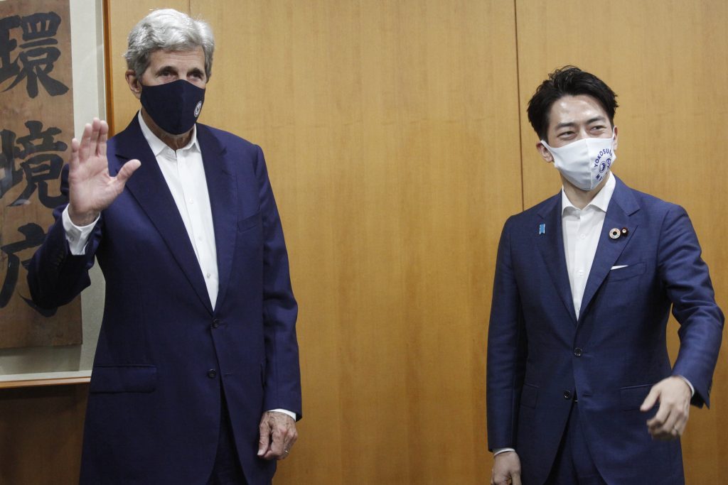 U.S. Special Presidential Envoy for Climate John Kerry (L), poses with Japanese Environment Minister Shinjiro Koizumi during a meeting at the latter's office in Tokyo, Aug. 31, 2021. (File photo/AP)