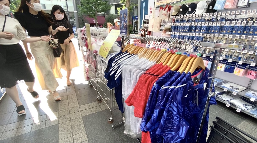 An electronics department store in central Tokyo set up official stand to sell Olympic souvenirs. (ANJ photo)