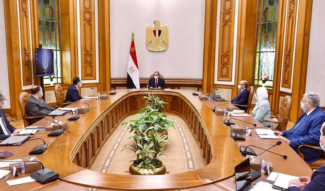 Egyptian President Abdel Fattah al-Sisi (C) meeting with Prime Minister Moustafa Madbouly (C-L) and members of his cabinet at the presidential palace in the capital Cairo. (AFP file photo)