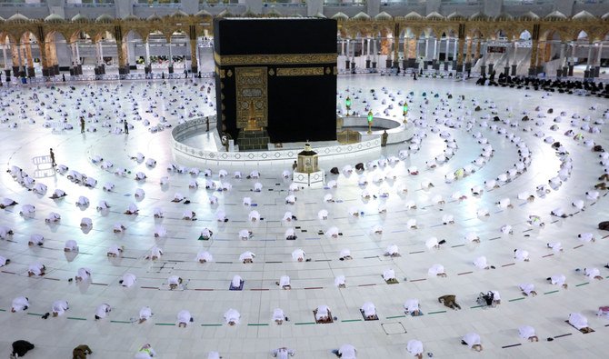 Umrah permits must be obtained through the Eatmarna and Tawakkalna applications. (AFP/File)