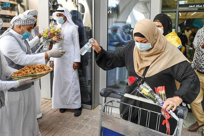 Pilgrims were greeted with gifts of dates, roses and Zam Zam water on arrival at the Kingdom's airports. (SPA)