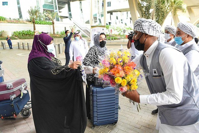 Pilgrims were greeted with gifts of dates, roses and Zam Zam water on arrival at the Kingdom's airports. (SPA)