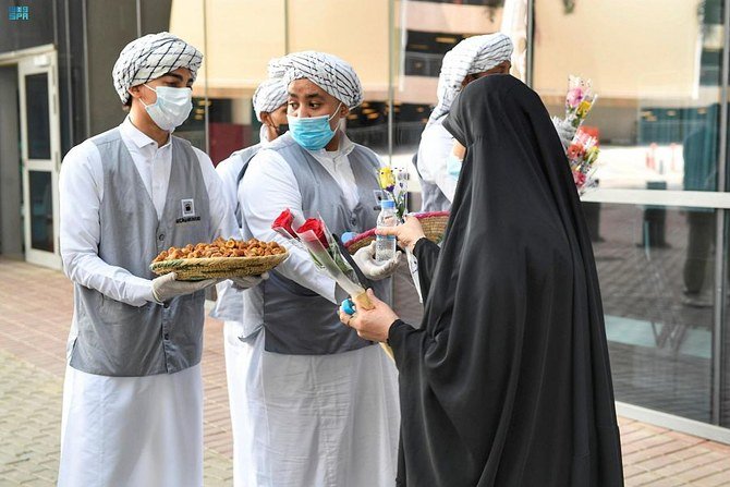Pilgrims were greeted with gifts of dates, roses and Zam Zam water on arrival at the Kingdom's airports. (SPA)