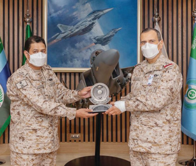 Maj. Ali bin Dhafer Al-Qarni receiving his second Perfection Medal from Saudi air force chief Lt. Gen. Turki bin Bandar bin Abdul Aziz. (SPA)