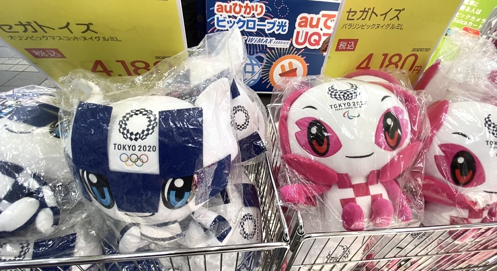 An electronics department store in central Tokyo set up official stand to sell Olympic souvenirs. (ANJ photo)