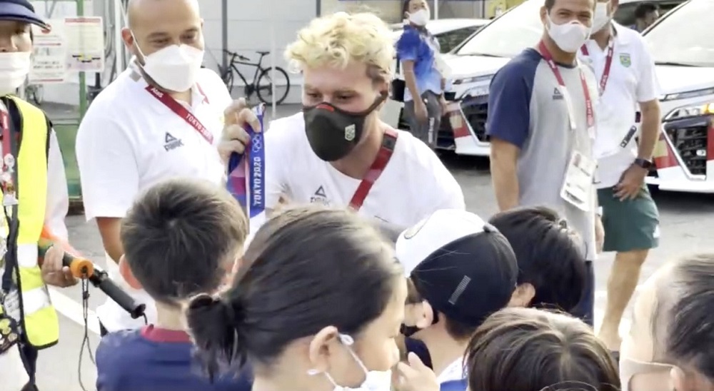 The scene of Japanese kids accompanied by their parents waiting at the entrance of the Olympic Village in Tokyo has become part of daily life for people in the neighborhood. (ANJ photos) 