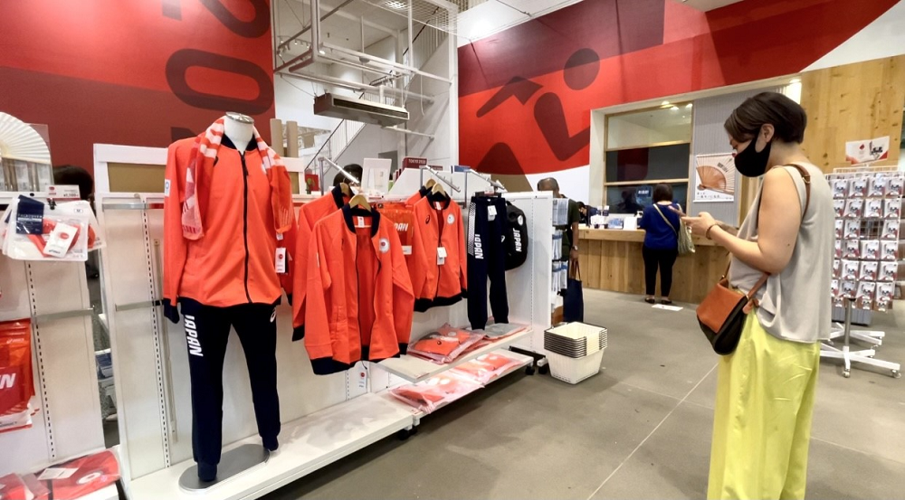 Products displayed at the official olympic souvenirs’ store in the Tokyo Metropolitan Media Center set up in Yurakucho district in central Tokyo (ANJ photo)