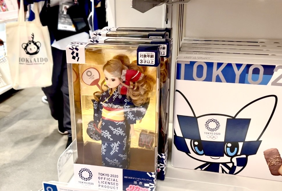 Products displayed at the official olympic souvenirs’ store in the Tokyo Metropolitan Media Center set up in Yurakucho district in central Tokyo (ANJ photo)