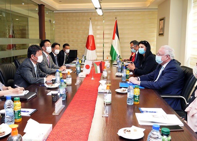 On August 17, Motegi met with Abbas to discuss Japan-Palestine cooperation and the overall situation in the Middle East. (Twitter/Motegi)