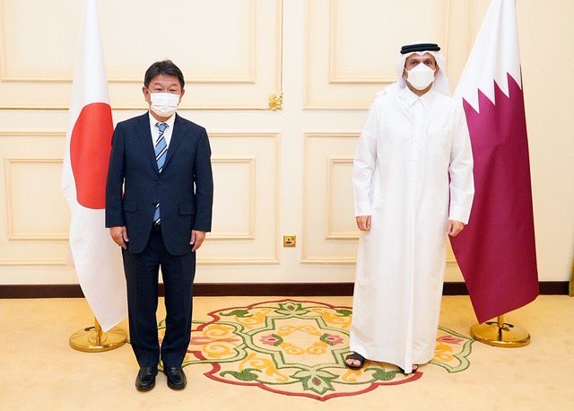 Japanese Foreign Minister Toshimitsu Motegi (left) with his Qatari counterpart, Mohammed bin Abdulrahman Al-Thani.