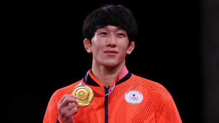Gold medallist Takuto Otoguro of Japan poses with his medal. (Reuters)