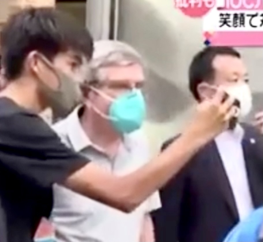 On Monday, tourists in Tokyo’s ritzy Ginza district were surprised to see International Olympic Committee President Thomas Bach strolling around town on a leisurely walk with his minders. (Nippon TV)