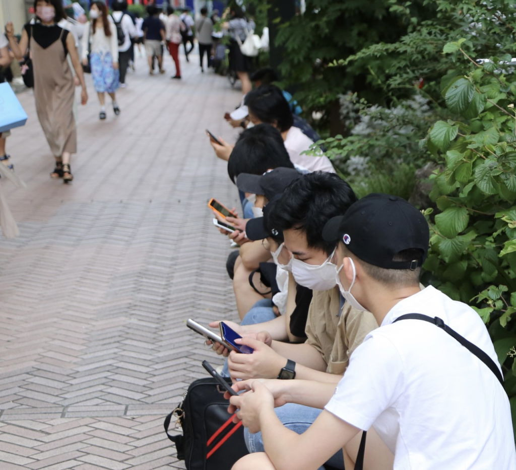 Two days after the opening of the vaccination center for young people in the district of Shibuya, many young people of different nationalities residing in Japan lined up to have their first shot of vaccination. (ANJP)