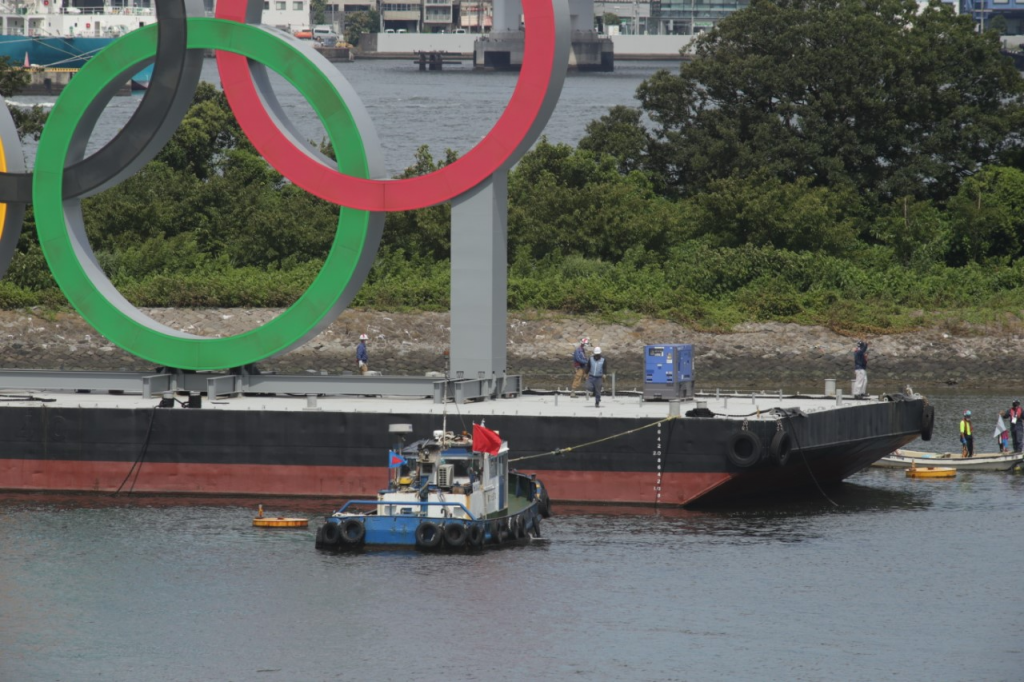 These five colored rings were moved in the morning of Wednesday and scheduled to reach Yokohama Bay in the afternoon. (ANJP/ Pierre Boutier)