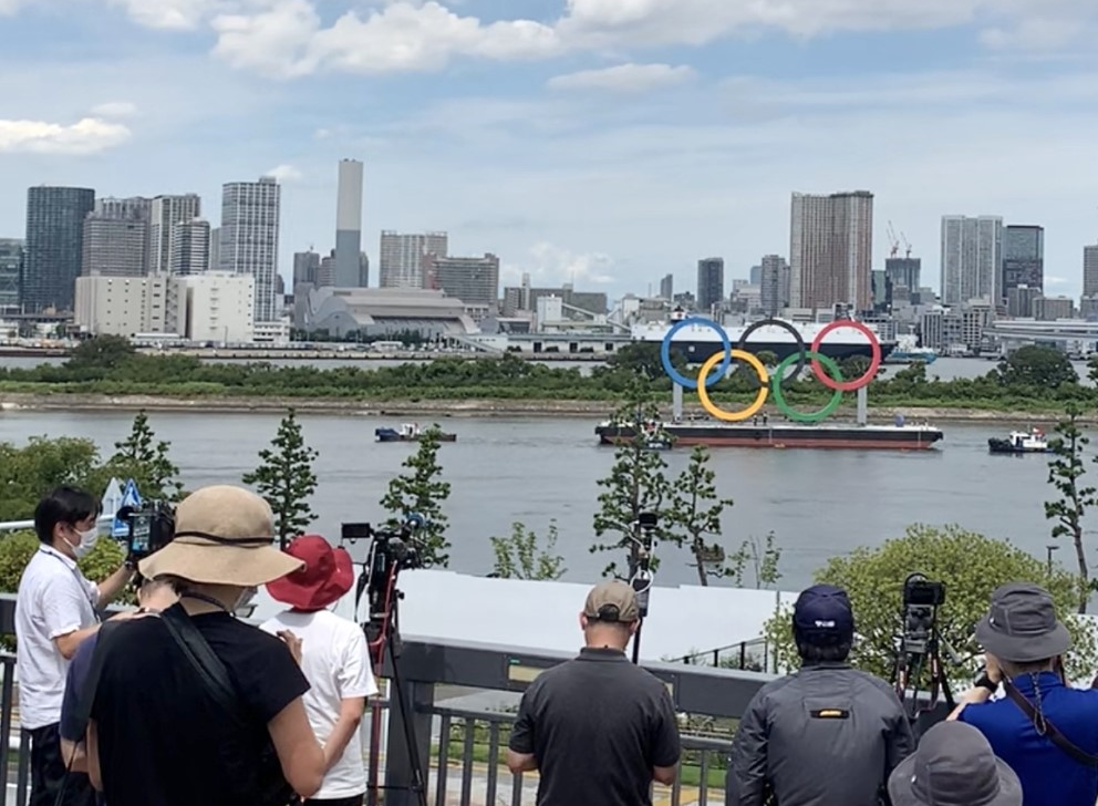 These five colored rings were moved in the morning of Wednesday and scheduled to reach Yokohama Bay in the afternoon. (ANJP/ Pierre Boutier)