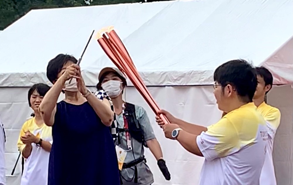 Tokyo Governor Yuriko Koike lights the Tokyo Paralympics’ torches held by  young people at a ceremony held on August 24 hours before opening the games (ANJ/Pierre Boutier) 