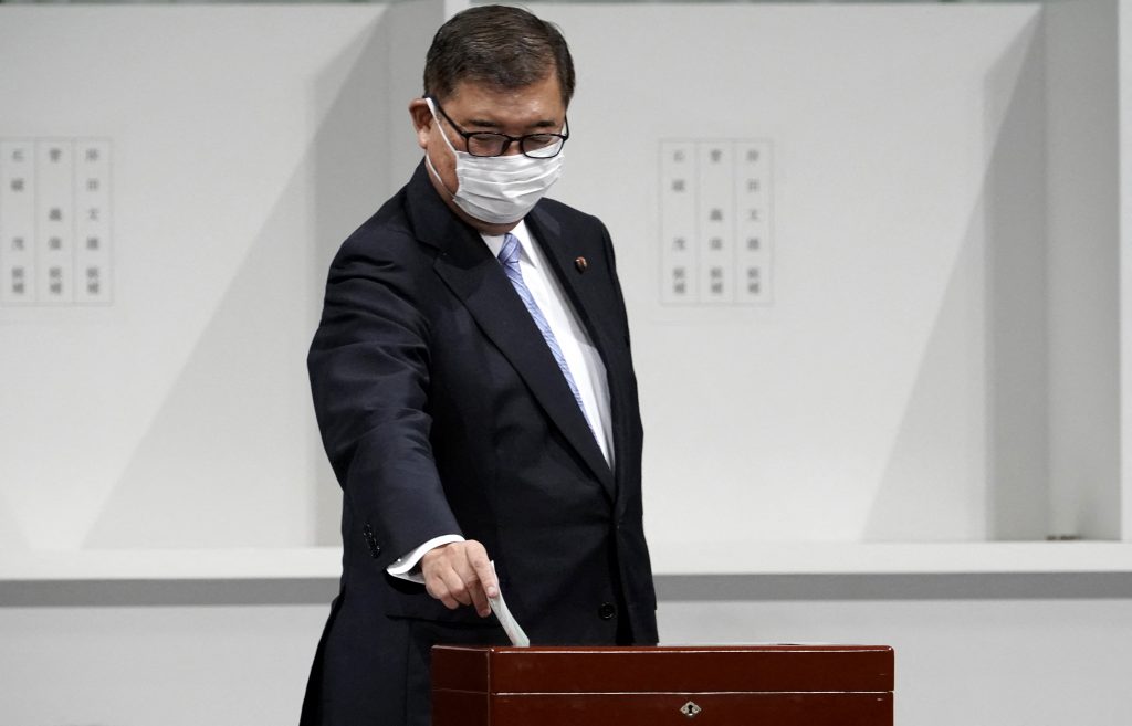 Japan's former defence minister Shigeru Ishiba casts his ballot during the Liberal Democratic Party's (LDP) leadership election in Tokyo, Sep. 14, 2020.  (AFP)