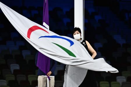 Tokyo Governor Yuriko Koike waves the Paralympic flag during the closing ceremony for the Tokyo 2020 Paralympic Games at the Olympic Stadium in Tokyo on September 5, 2021. (AFP)