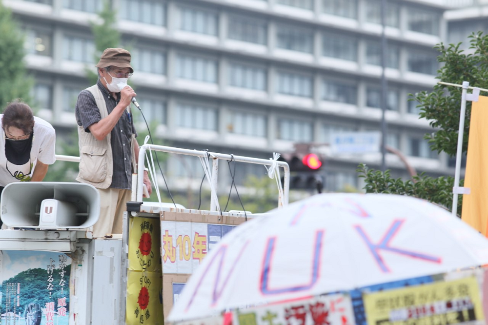 A Japanese man wears an anti-nuclear headband on the 10th anniversary of the anti-nuclear movement in front of the Ministry of Economy, Trade and Industry, on Saturday. (ANJ/Pierre Boutier)   