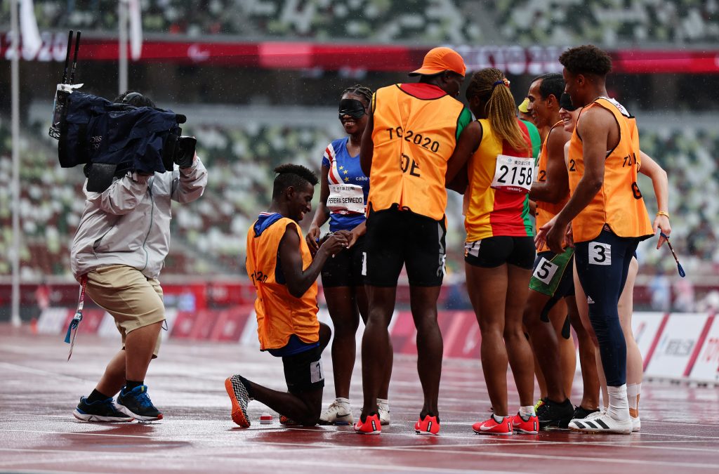 Guide Manuel Antonio Vaz da Veiga on one knee proposes to Keula Nidreia Pereira Semedo of Cape Verde in front of other athletes after competing. (File photo/Reuters)