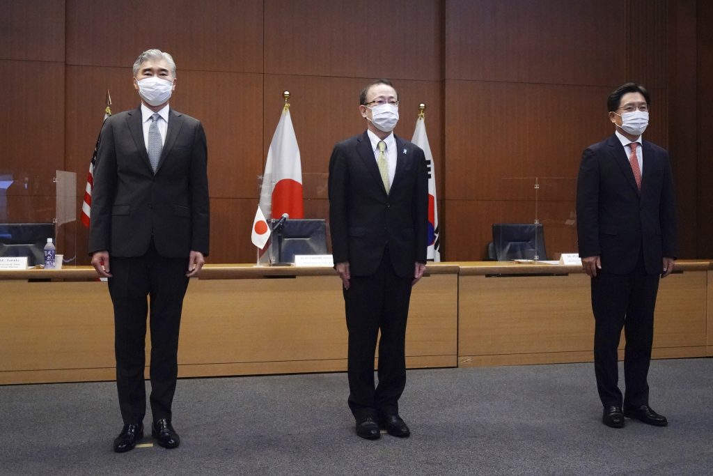 Japanese Foreign Ministry's Director-General of the Asian and Oceanian Affairs Bureau Takehiro Funakoshi, center, U.S. Special Representative for North Korea, Sung Kim, left, and South Korea's Special Representative for Korean Peninsula Peace and Security Affairs Noh Kyu-duk pose for photographers during their trilateral meeting on North Korea at Foreign Ministry, Sept. 14, 2021 n Tokyo. (File photo/AP)