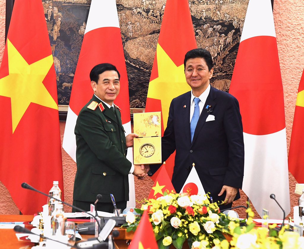 On September 11, after having received a military Guard of Honor, Japan's Defense Minister Nobuo Kishi participated in a Japan-Vietnam Defence Ministers’ Meeting with General Giang, Minister of Defence of Vietnam. (@ModJapan_en)