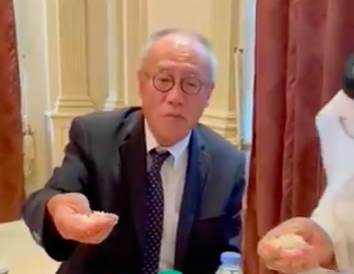 Japanese Ambassador to Saudi Arabia Fumio Iwai with the governor of Shaqra, Adel Al Bawardi eating a local dish. (Screenshot/Twitter:@Fumio Iwai)