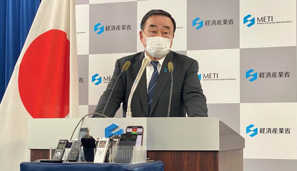KAJIYAMA Hiroshi, METI minister, speaks at a press conference in the ministry building in Tokyo (ANJ Photo)