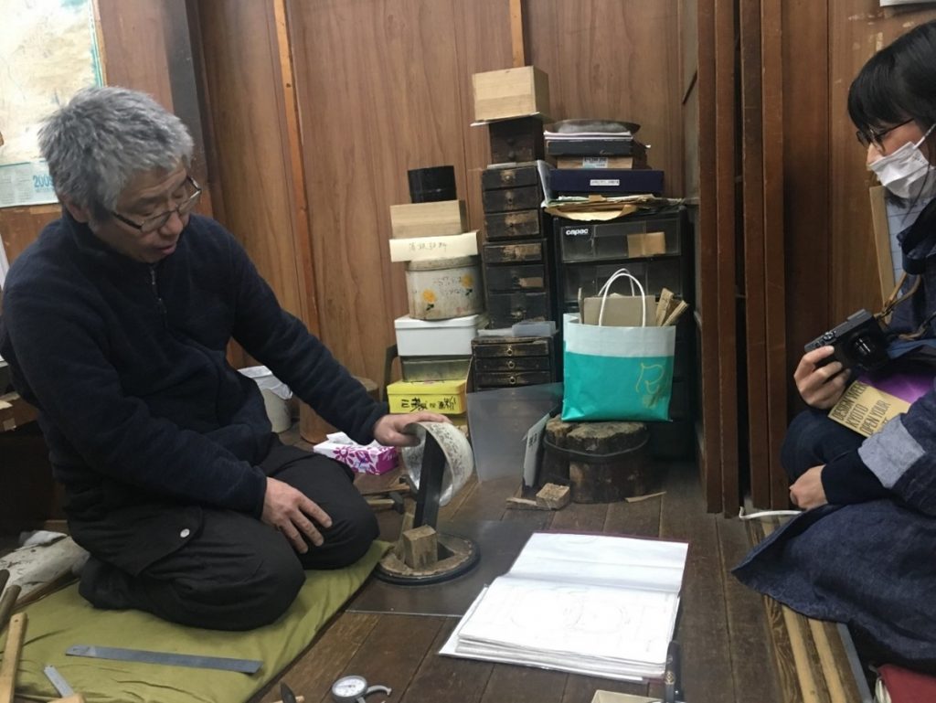 The Chikueidou open house showing the chikueidou artisan (竹影堂) explaining how he single-handedly molds metal ware in his intimate workshop at DESIGN WEEK KYOTO’s 2020 event. 