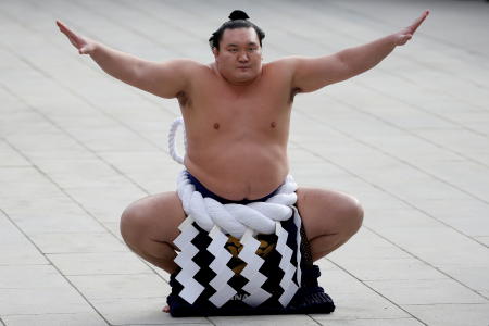 Mongolian-born grand sumo champion yokozuna Hakuho performs the New Year's ring-entering rite at the annual celebration for the New Year at Meiji Shrine in Tokyo, Japan, January 7, 2016. (Reuters)