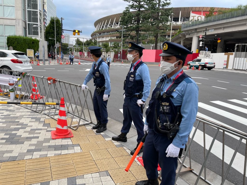  Police enforced severe restrictions against traffic and pedestrians in the hours leading up to the closing ceremony of the Paralympic Games. (ANJP)