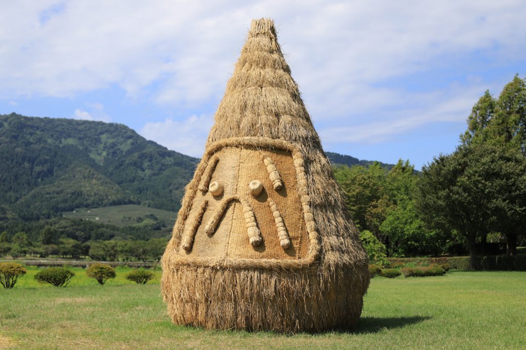 The straw was used to construct various animals and mythological figures measuring 30 ft high. (Wara Art Festival)