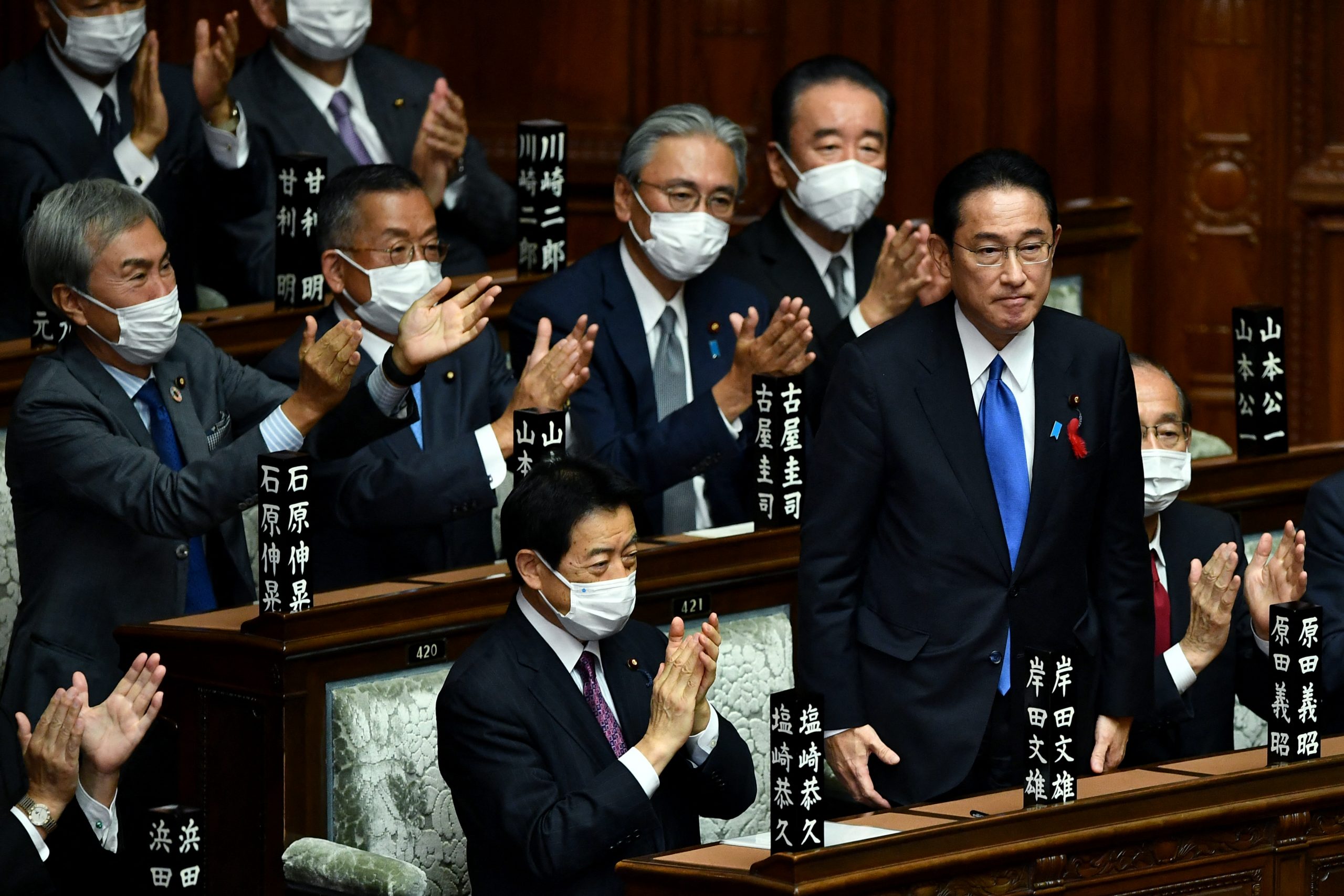 Япония ввела санкции против. Японский премьер-министр Фумио Кисида. Fumio Kishida. Фумио Кисида и Абэ. Премьер министр Японии 2019.