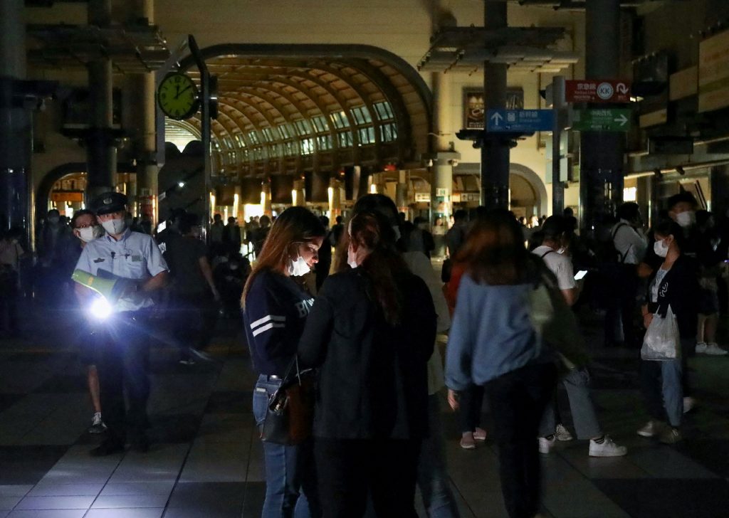 Passengers wait at the Shinagawa station as train services are suspended in Tokyo on early October 8, 2021 after a 6.1-magnitude earthquake shook the Japanese capital and surrounding areas. - Japan OUT (Photo by JIJI PRESS / AFP)