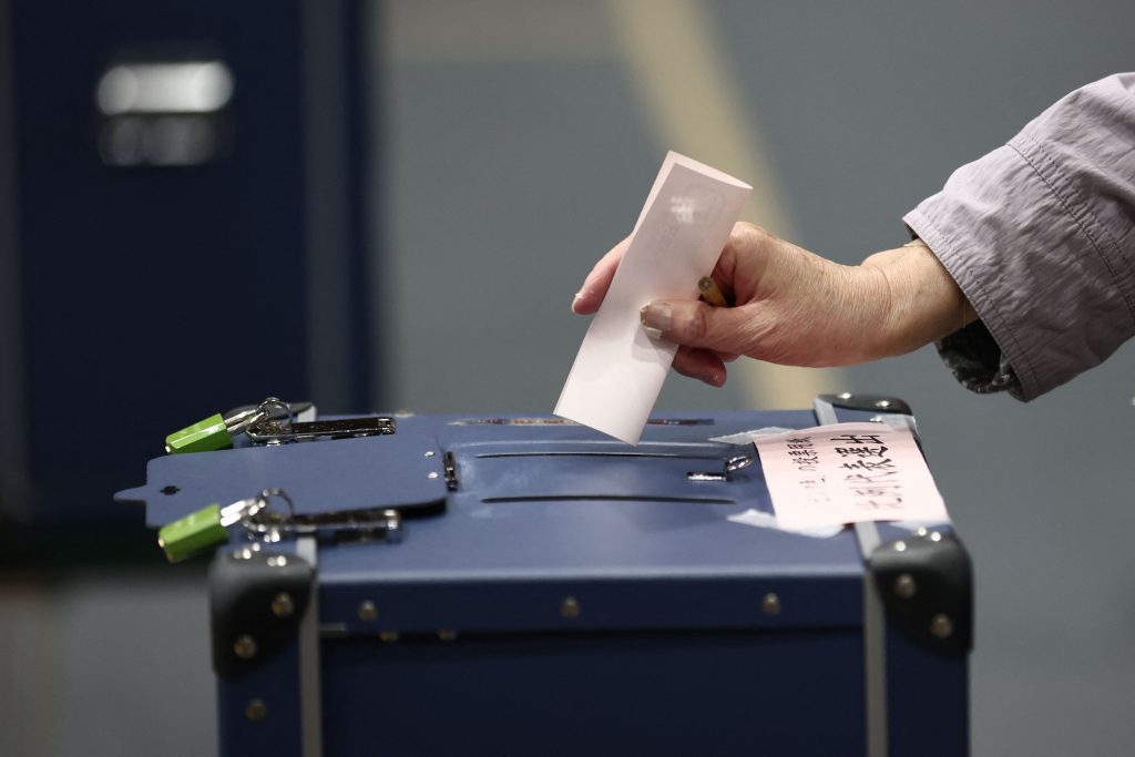 A woman casts her ballot for Japan's general election at a polling station in Tokyo on Oct. 31, 2021. (File photo/AFP)