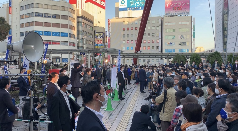 Yukio Edano, leader of the main opposition Constitutional Democratic Party, encourages voters at central Tokyo in support of Masako Okawara, a candidate for the House of Representatives’ election. (ANJ/ Pierre Boutier)