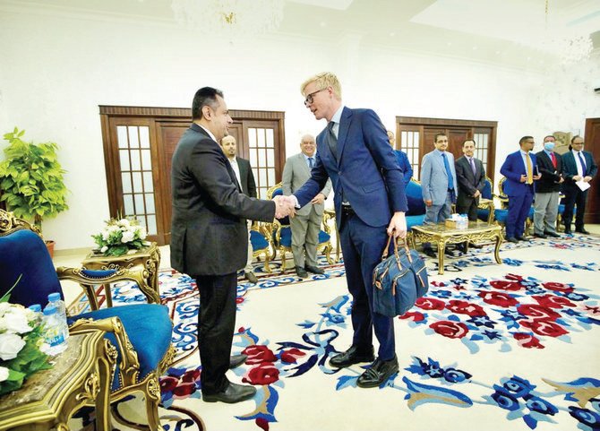 Yemen’s Prime Minister Maeen Abdul Malik Saeed welcomes new UN Yemen special envoy Hans Grundberg ahead of their talks, in Aden on Tuesday. (AN photo)