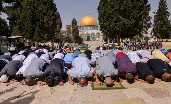  Palestinian Muslim worshippers perform the Friday prayers in front of the Dome of the Rock mosque in Jerusalem's Old City's al-Aqsa mosque compound, on October 8, 2021 (Photo by Ahmad Gharabli / AFP)